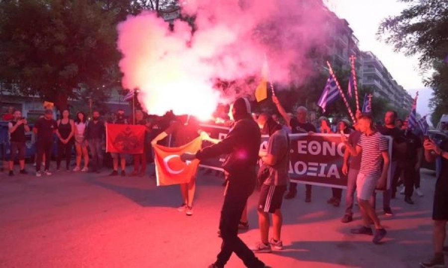 Flamuri kuqezi shihet në ballë të protestës në Greqi ku u dogj flamuri turk