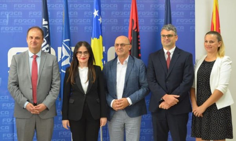 Kryediplomatja kosovare në Mal të Zi, takon përfaqësuesit e shqiptarëve