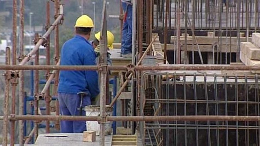 Një punëtor rrëzohet nga skelet në Ferizaj, lëndohet rëndë