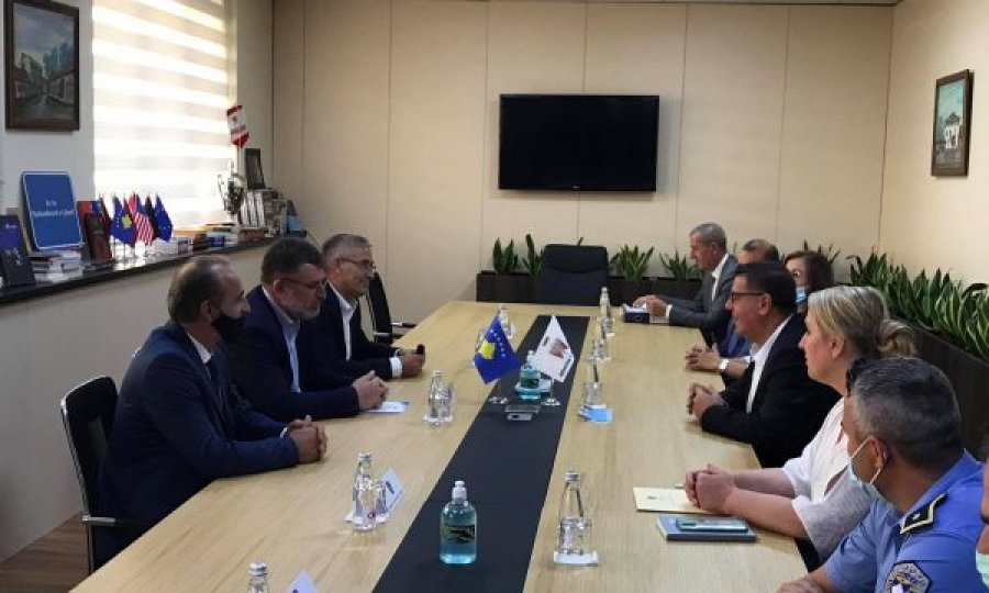 Ministri Kuçi: Pa miratimin e tri ligjeve, Kosova futet në kolaps