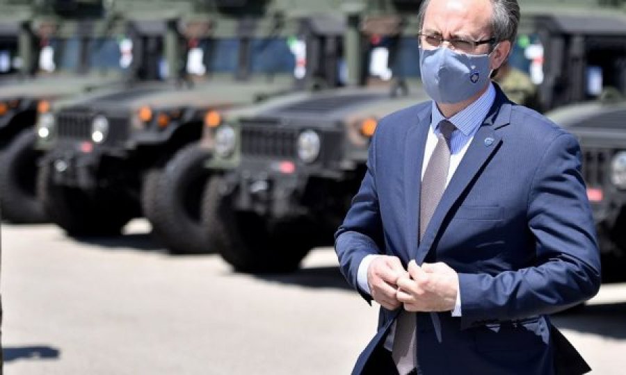 Hoti çon mesazh me makinerinë ushtararake që Kosova bleu nga Amerika