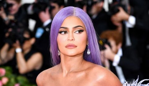 Kylie Jenner tregon asetet bombastike