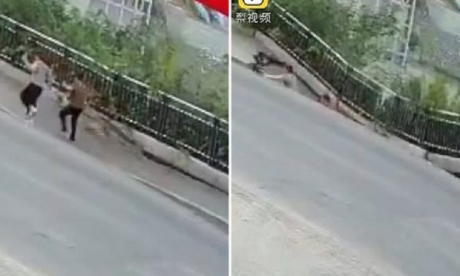 Momenti kur gropa në mes të rrugës, “gëlltit” dy këmbësore kineze