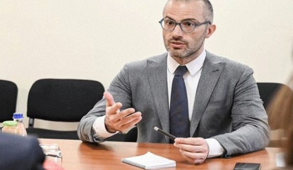 “Pse një italian vjen në Kosovë, e ne s’mund të shkojmë në Itali?”, kosovari e vë në siklet ambasadorin Orlando
