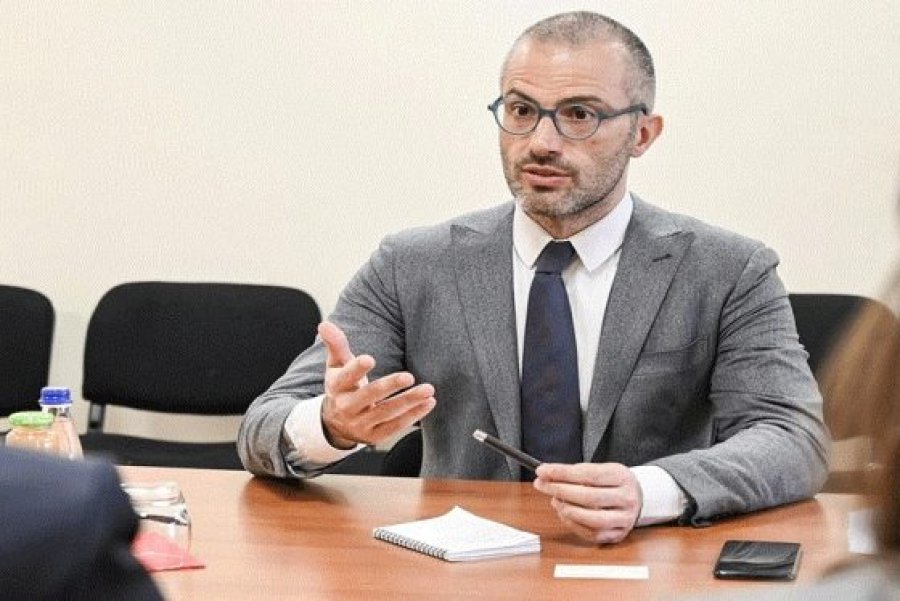 “Pse një italian vjen në Kosovë, e ne s’mund të shkojmë në Itali?”, kosovari e vë në siklet ambasadorin Orlando