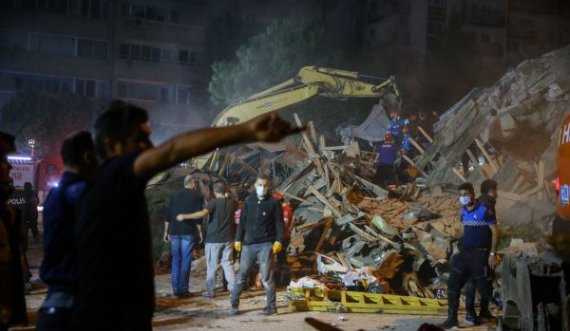 Shkon në 62 numri i viktimave të tërmetit në Turqi, vazhdon kërkimi i të mbeturve nën rrënoja