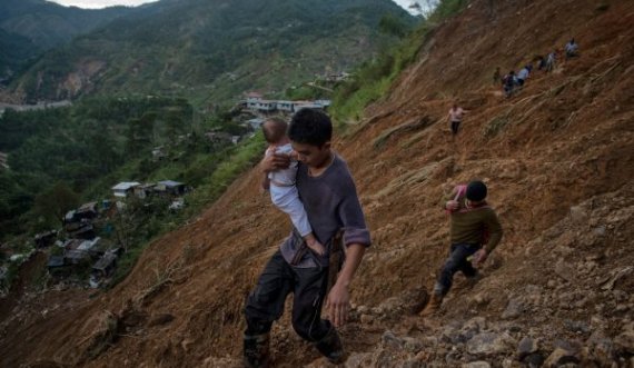 Të paktën dhjetë të vdekur nga tajfuni “Goni” në Filipine