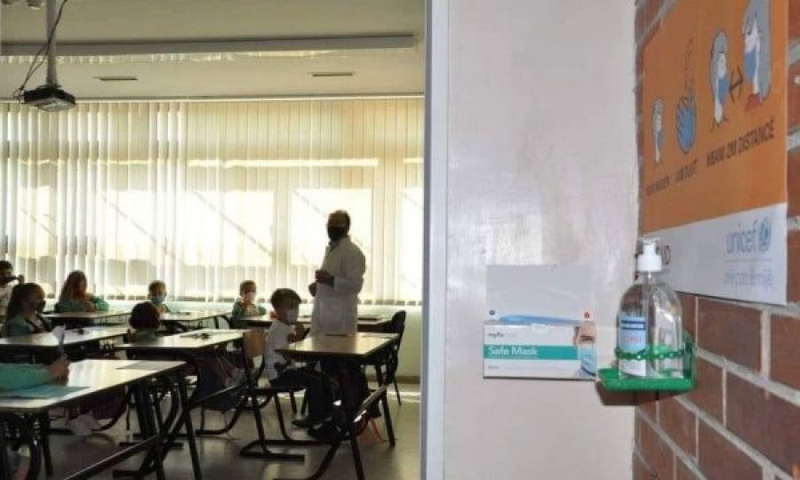 Likaj kërkon të respektohen masat: Asnjë skenar nuk e zëvendëson pjesmarrjen në shkollë