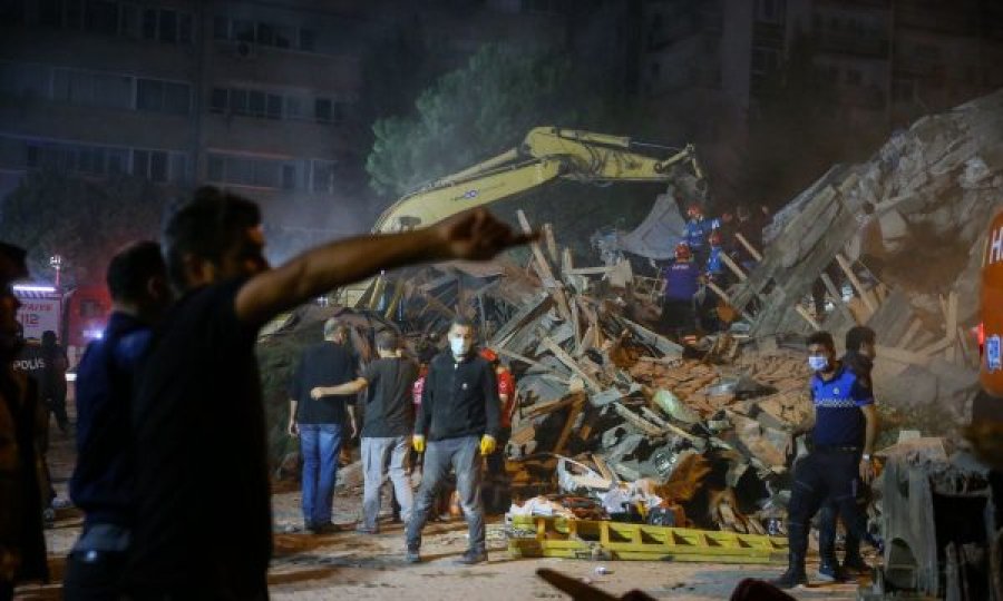 Shkon në 62 numri i viktimave të tërmetit në Turqi, vazhdon kërkimi i të mbeturve nën rrënoja