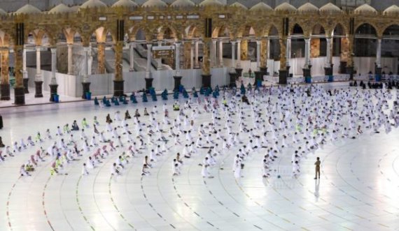 Besimtarët myslimanë rikthehen në Arabinë Saudite për të kryer Umrën