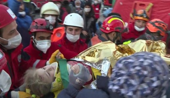 Mrekullia ndodh në Turqi: Një 3-vjeçare nxirret e gjallë pas 65 orësh nga rrënojat