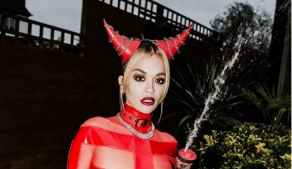 Rita Ora tërheqëse edhe për Halloween, merr vëmendje me veshjen transparente