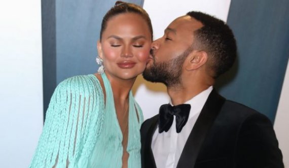 Pas humbjes së fëmijës, Chrissy Teigen vendos të bëjë tatuazh emrin e tij