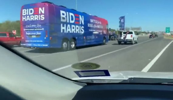Mbështetësit e Trumpit e ndalën autobusin e fushatës së Bidenit, FBI do ta hetojë ngjarjen