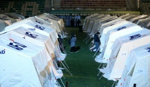 “Plagët nga tërmeti shërohen në Izmir”, banorët e dëmtuar strehohen në çadra