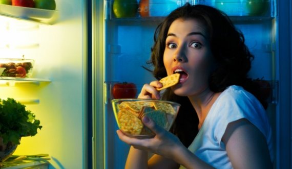 Këto 5 ushqime mund t’ju shkaktojnë probleme në shëndet nëse i konsumoni në orarin e gabuar