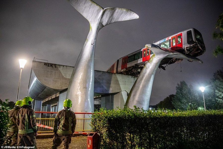 Aksidenti i çuditshëm, treni del nga metroja e mbetet pezull mbi skulpturën 8 metra 