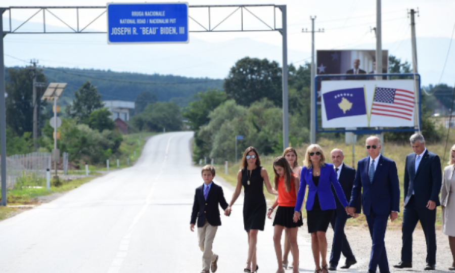 Ceremonia në Kosovë që u bë pjesë e fjalimit me mburrje të Joe Biden pak para zgjedhjeve në SHBA