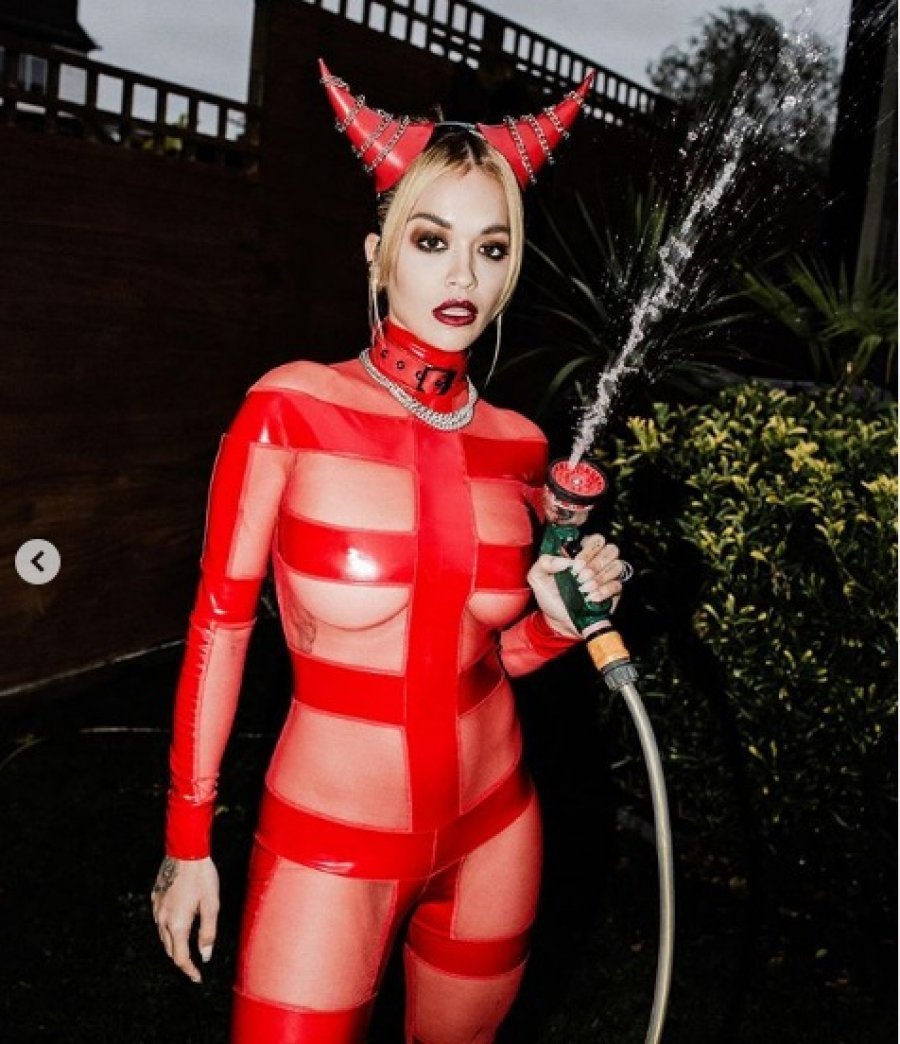 Rita Ora tërheqëse edhe për Halloween, merr vëmendje me veshjen transparente
