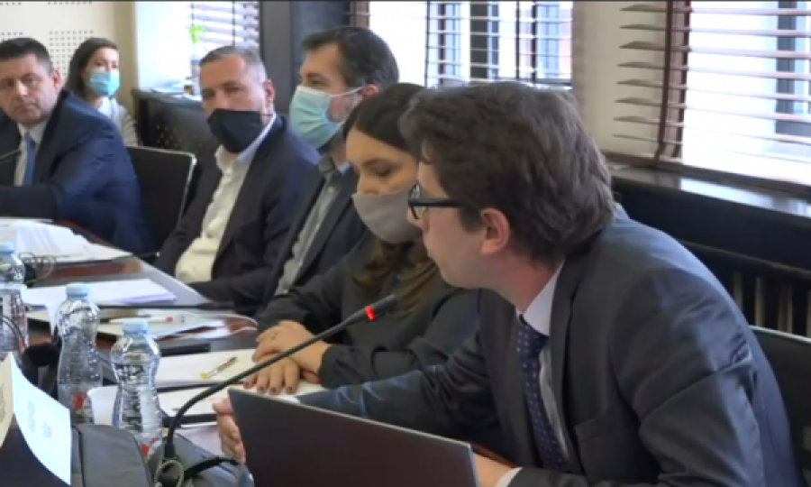 Deputeti i VV-së Murati ia zbulon tezet Ministrit Kuqi