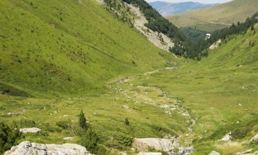 Dy vajza ranë në një humnerë 30 metra të thellë në Prevallë, i shpëton policia