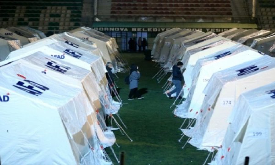 “Plagët nga tërmeti shërohen në Izmir”, banorët e dëmtuar strehohen në çadra