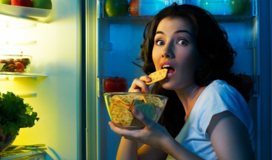 Këto 5 ushqime mund t’ju shkaktojnë probleme në shëndet nëse i konsumoni në orarin e gabuar