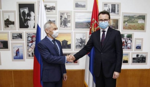  Zyrtari i qeverisë serbe i rrëfehet ambasadorit rus për bisedimet Kosovë-Serbi 