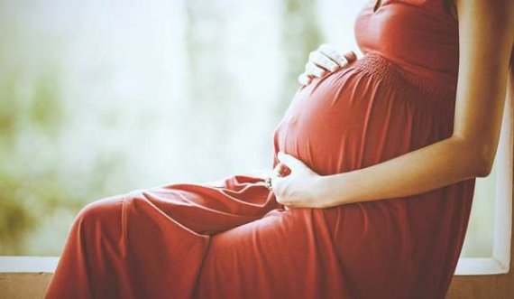 Gratë shtatzëna me COVID, më të rrezikuara nga forma të rënda të sëmundjes dhe lindja e parakohshme