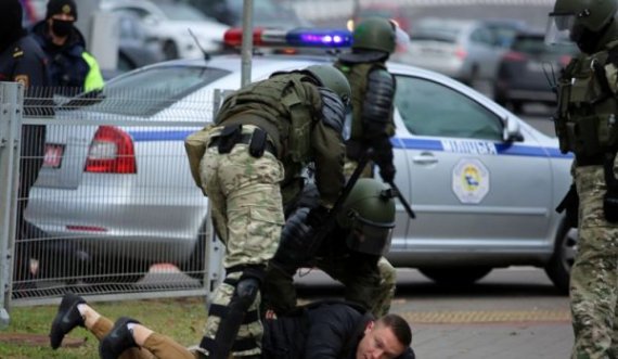 Qindra të arrestuar në protestat në Minsk
