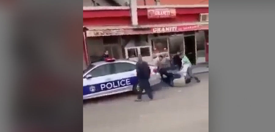  Filmohet gjithçka, tre persona e rrahin shqelma policin në Fushë Kosovë, në fund ky e plagos njërin 