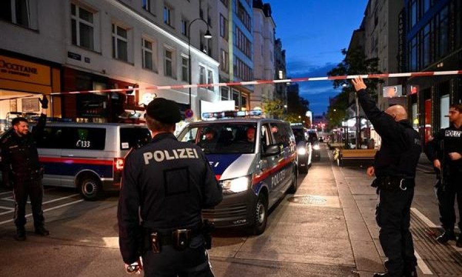 Sulmi terrorist në Vjenë, përveç Fejzullahit policia austriake ka kërkuar nga Shkupi të dhëna edhe për dy persona
