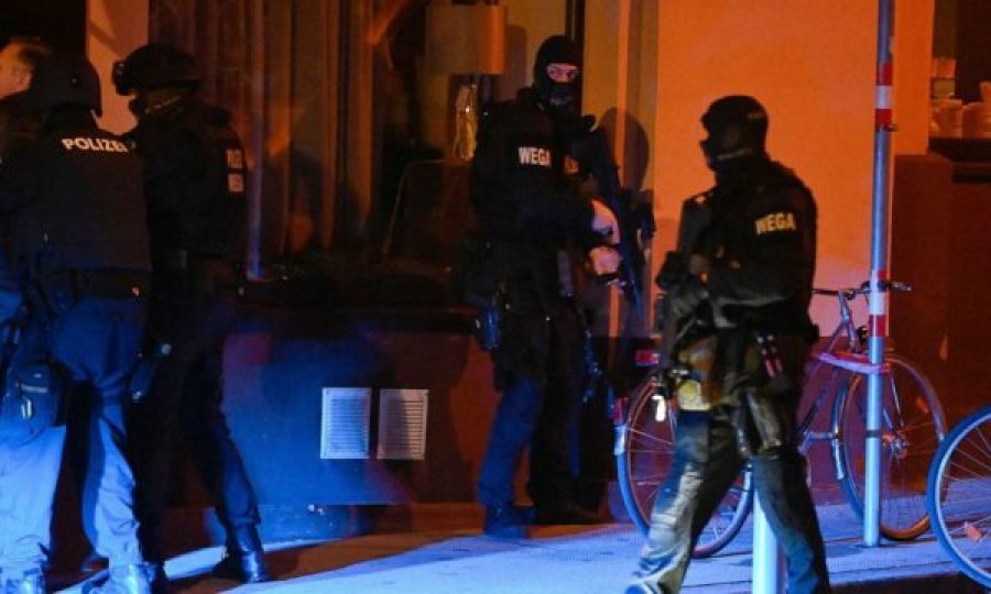 3 të vdekur e 15 të plagosur pas sulmit terrorist në Vjenë, policia jep detajet e fundit