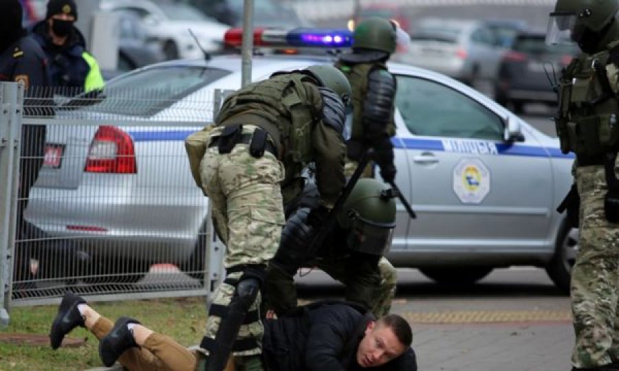 Qindra të arrestuar në protestat në Minsk