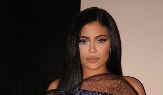 Kylie Jenner pozon rrugëve të Los Angelosit