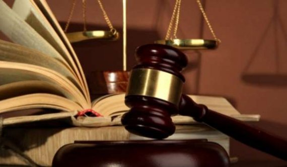  Mbajti armë pa leje: Gjykata në Pejë i shqipton katër muaj burgim të akuzuarit 