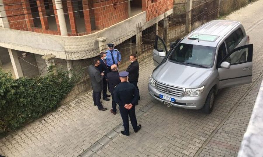 Zyrtarët e Nismës shkojnë te shtëpia e Jakup Krasniqit, Bilall Sherifi diskuton me policët