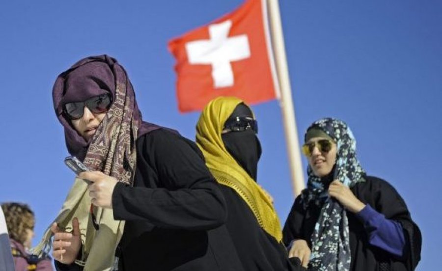 Qeveria e Zvicrës do të votojë për ndalimin e burkës