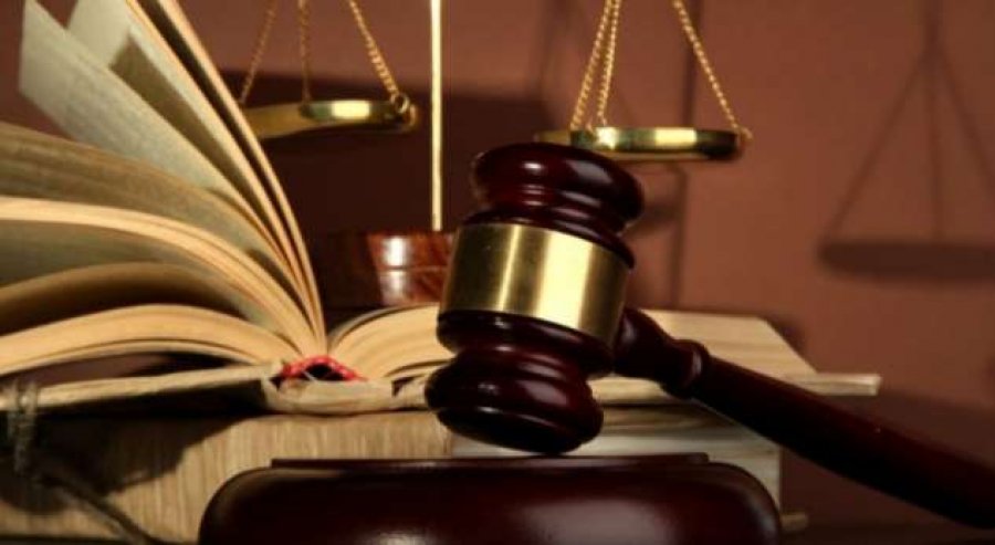  Mbajti armë pa leje: Gjykata në Pejë i shqipton katër muaj burgim të akuzuarit 
