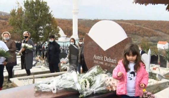 “Drejtësi për babin”, në përvjetorin e katërt vajza e Astrit Deharit shkon te varri i ish-aktivistit të Vetëvendosjes