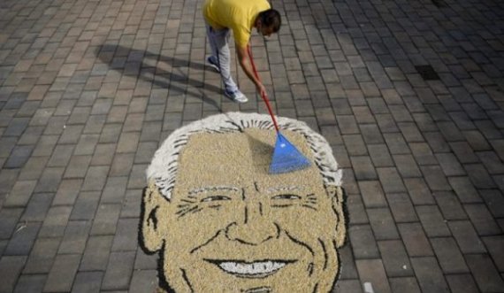 Artisti kosovar bën jehonë në mediet ndërkombëtare, portretizon me fara Joe Biden