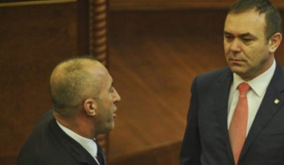 Selimi ia çon një selam Haradinajt para nisjes për në Hagë