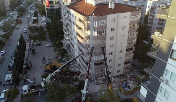 Nxirren para gjyqit ndërtuesit e ndërtesave të shkatërruara nga tërmeti në Turqi