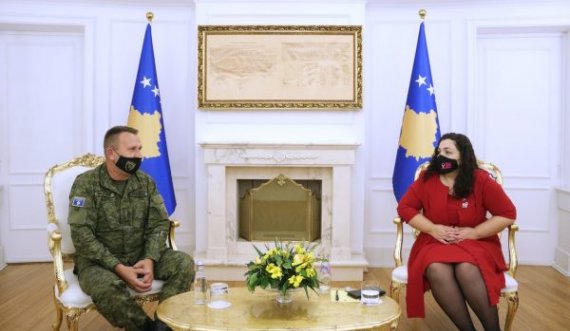  Vjosa Osmani si komandante supreme takon edhe gjeneralin e FSK’së Rrahman Rama 
