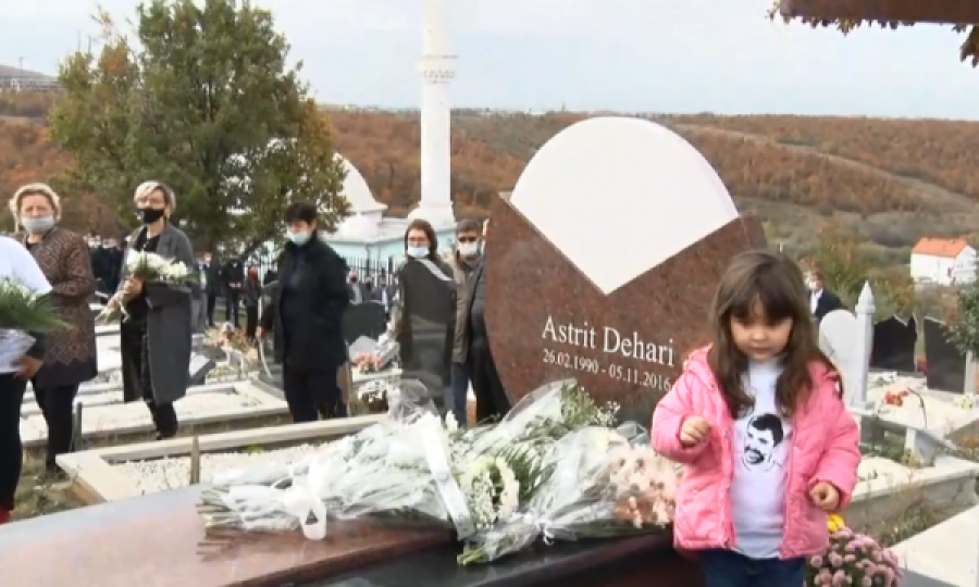 “Drejtësi për babin”, në përvjetorin e katërt vajza e Astrit Deharit shkon te varri i ish-aktivistit të Vetëvendosjes