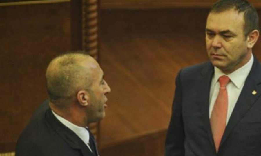 Selimi ia çon një selam Haradinajt para nisjes për në Hagë