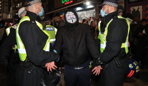 Protesta kundër izolimit në Londër, mbi 100 të arrestuar