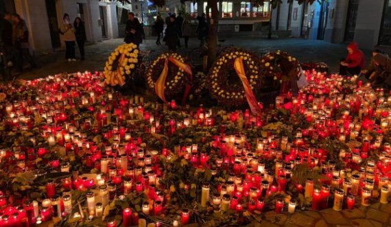 Shqiptarët bëjnë homazhe për viktimat e sulmit terrorist në Vjenë