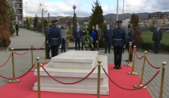 Vjosa Osmani pas homazheve te varri i Rugovës, kërkon unifikimin e skenës politike