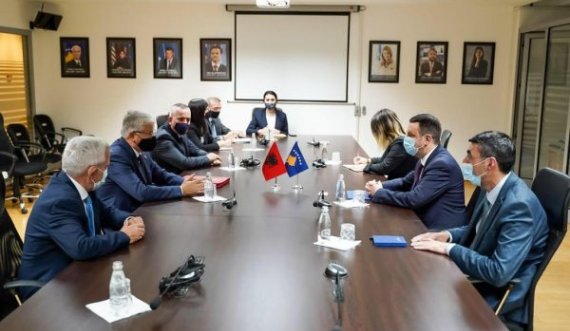  Ministri Selimi takohet me ministrin e Punëve të Brendshme të Shqipërisë, diskutojnë për arrestimet e fundit të Speciales 